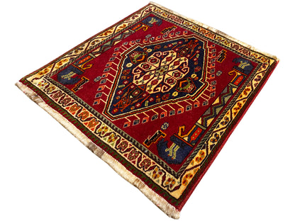 Tapete Poshti (59×61 cm) quadrado, padrão vermelho com margens escuras e franjas