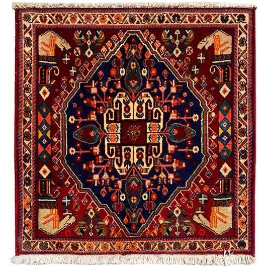 Tapete Poshti 64x64 cm, quadrado, cor de vinho com ornamento azul, franjas
