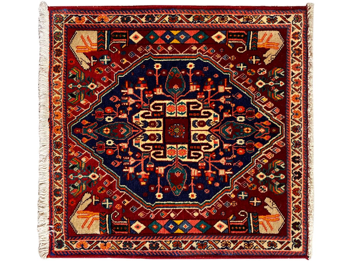 Tapete Poshti 64x64 cm, quadrado, medalhão central azul-escuro, ornamentos coloridos, franjas