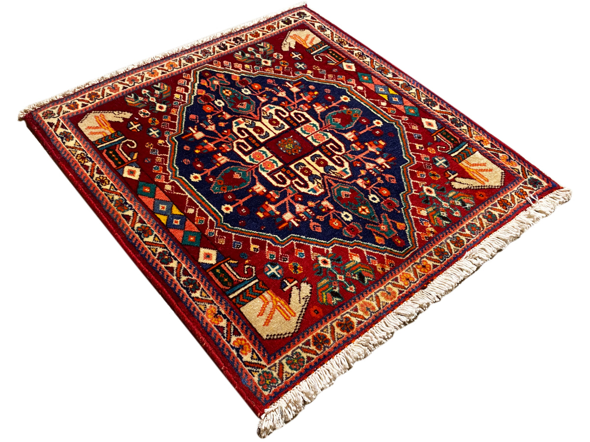Tapete Poshti 64x64 cm, quadrado, diagonal, com padrão de borda vermelho e centro azul-escuro
