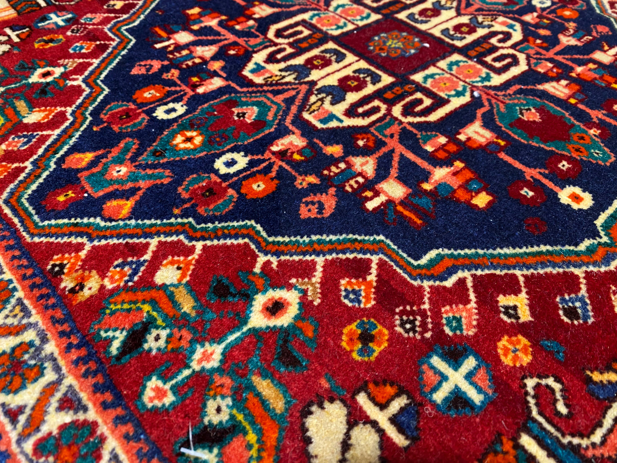 Tapete Poshti 64x64 cm, grande plano dos campos ornamentais em azul-escuro, vermelho-bordeaux e turquesa
