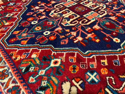 Tapete Poshti 64x64 cm, grande plano dos campos ornamentais em azul-escuro, vermelho-bordeaux e turquesa