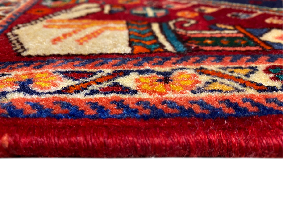 Tapete Poshti 64x64 cm, grande plano do pelo e da borda, vermelho-azul com detalhes multicoloridos