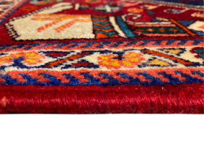 Tapete Poshti 64x64 cm, grande plano do pelo e da borda, vermelho-azul com detalhes multicoloridos