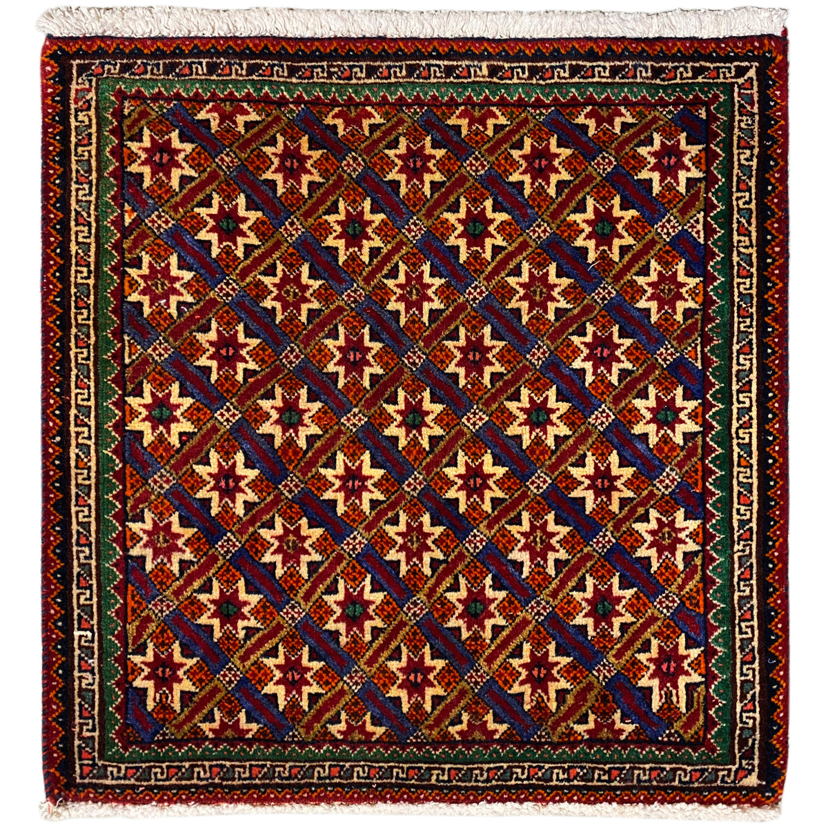 Tapete Poshti 62x52 cm com padrão geométrico, multicolorido e franjas.