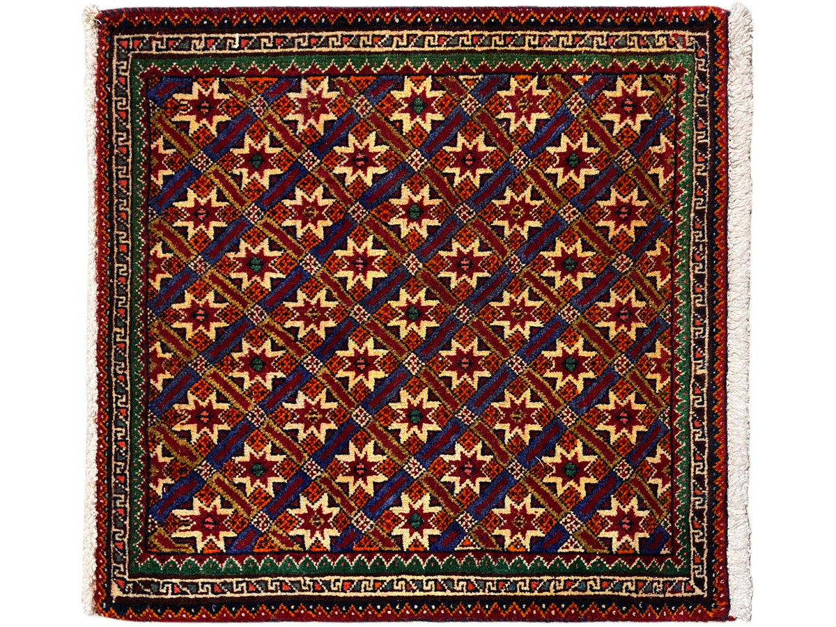 Tapete Poshti 62x52 cm, com fundo escuro, estrelas coloridas e franjas.