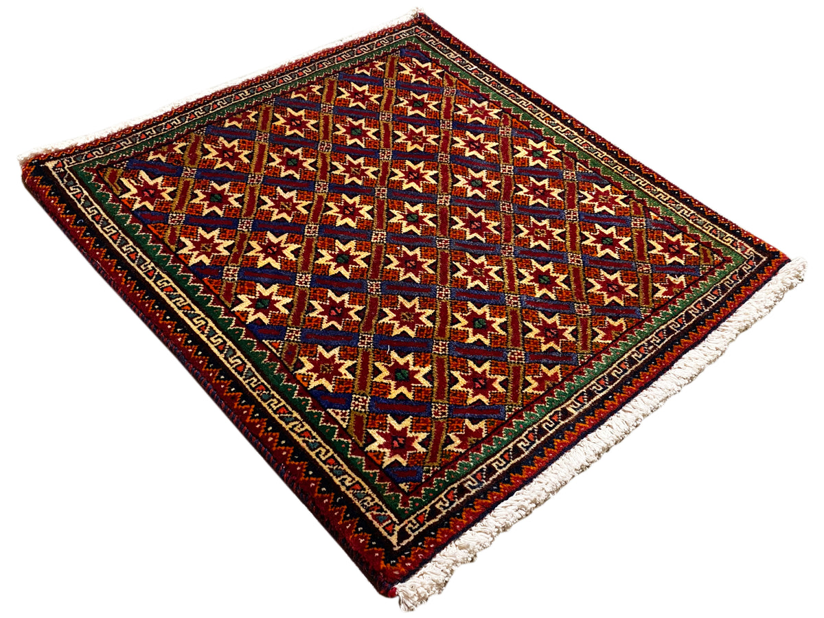 Tapete persa Poshti 62x52 cm, display plano: estrelas coloridas numa moldura vermelho-escura, franjas.