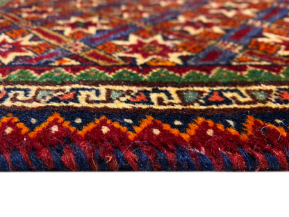 Tapete Poshti 62x52 cm em grande plano: riscas coloridas e franjas de pelo alto.