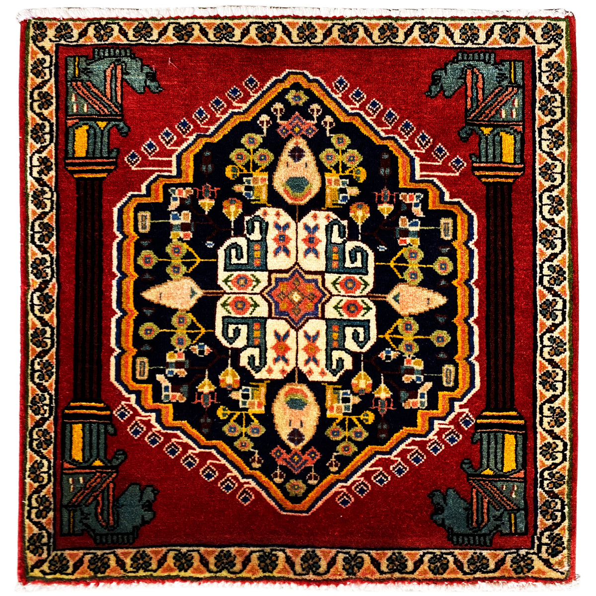 Tapete Poshti quadrado com fundo vermelho e ornamentos coloridos e simétricos