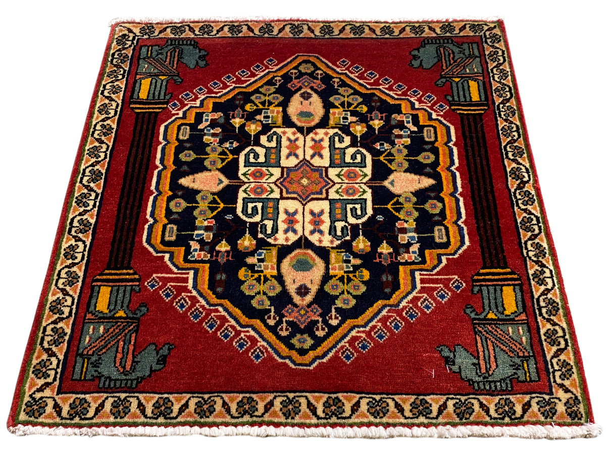 Tapete Poshti, com cobertura total, fundo vermelho e molduras ornamentais douradas e azuis