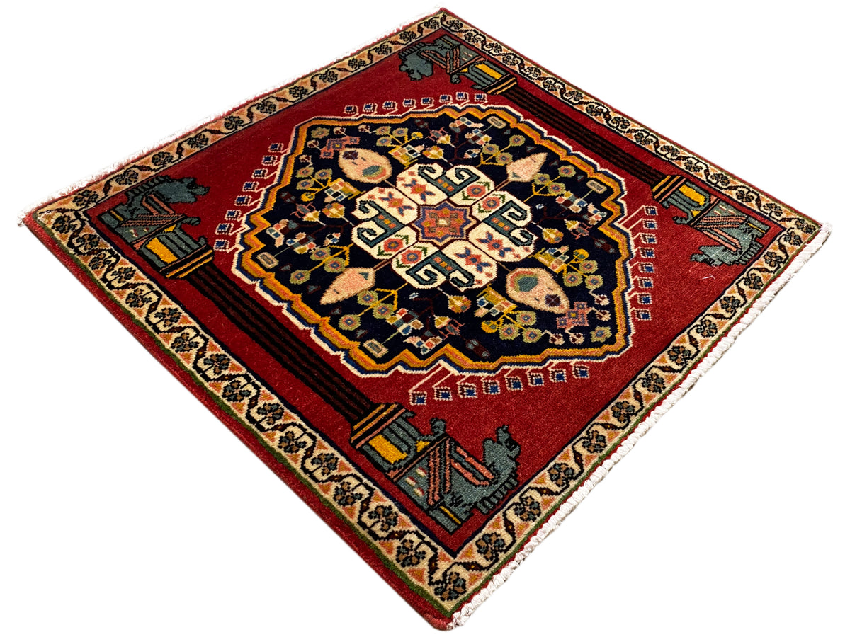 Tapete Poshti em formato de losango, com fundo vermelho, medalhão escuro e ornamentos nos cantos