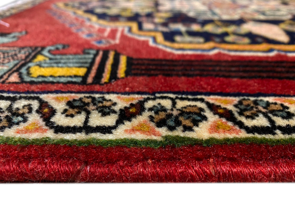 Tapete Poshti com pelo vermelho e ornamentos coloridos na borda