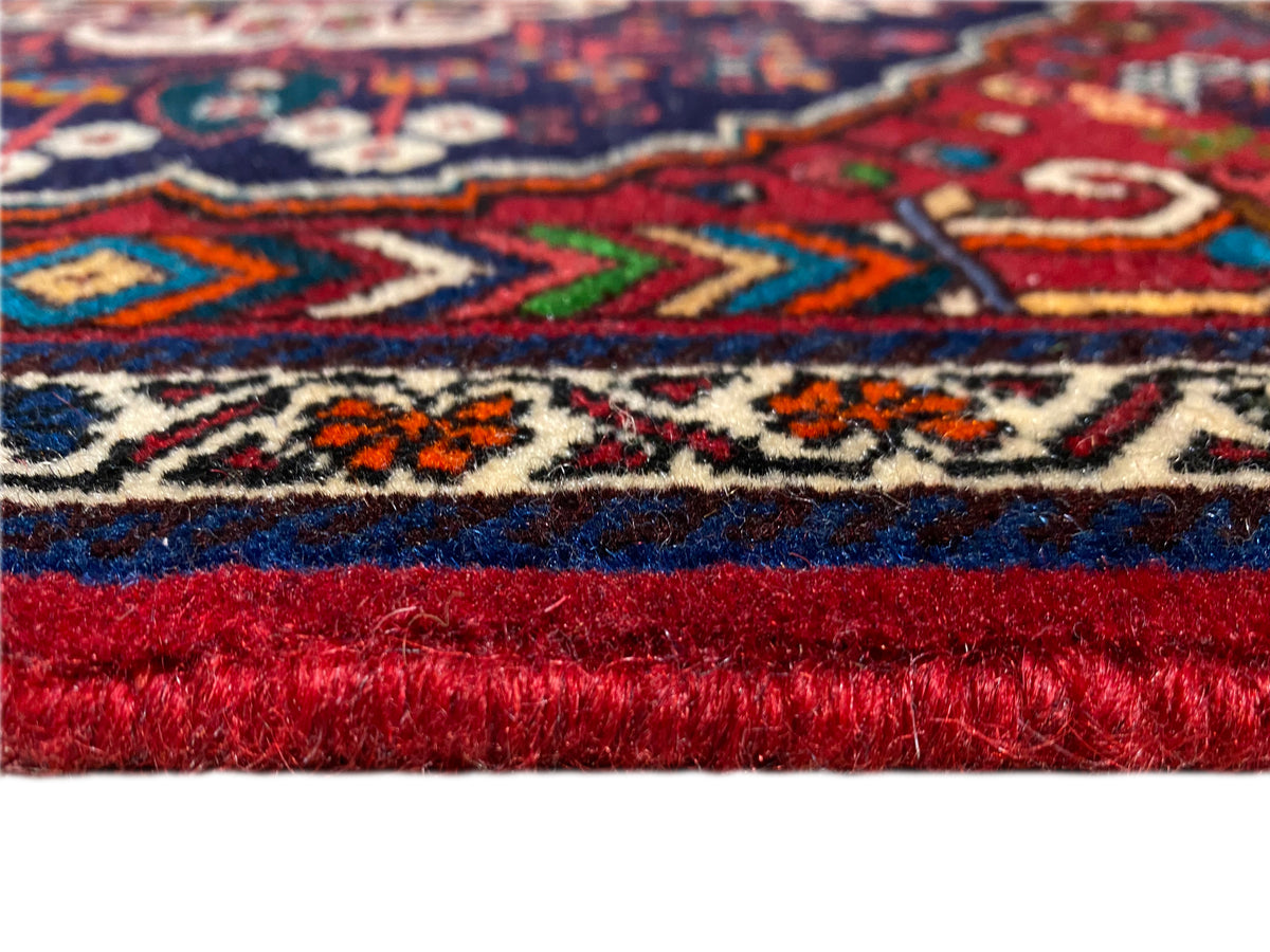 Borda de tapete com padrões em ziguezague e linhas, franjas curtas, vermelho-azul