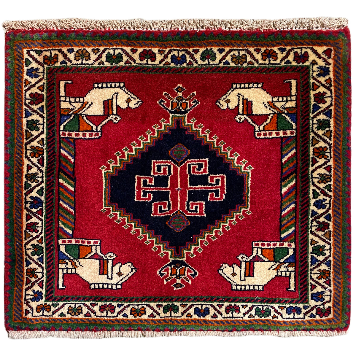 Tapete Poshti 58x68 cm: tapete vermelho com padrão, medalhão e figuras feitas à mão