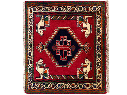 Tapete Poshti 58x68 cm, padrão quadrado vermelho com bordadura e figuras desenhadas à mão