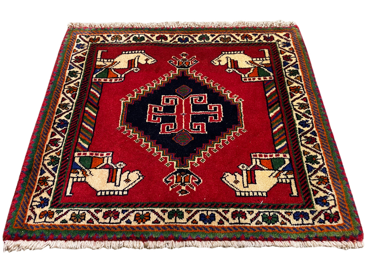 Tapete Poshti 58x68 cm, tapete vermelho com medalhão, orla decorativa e mãos