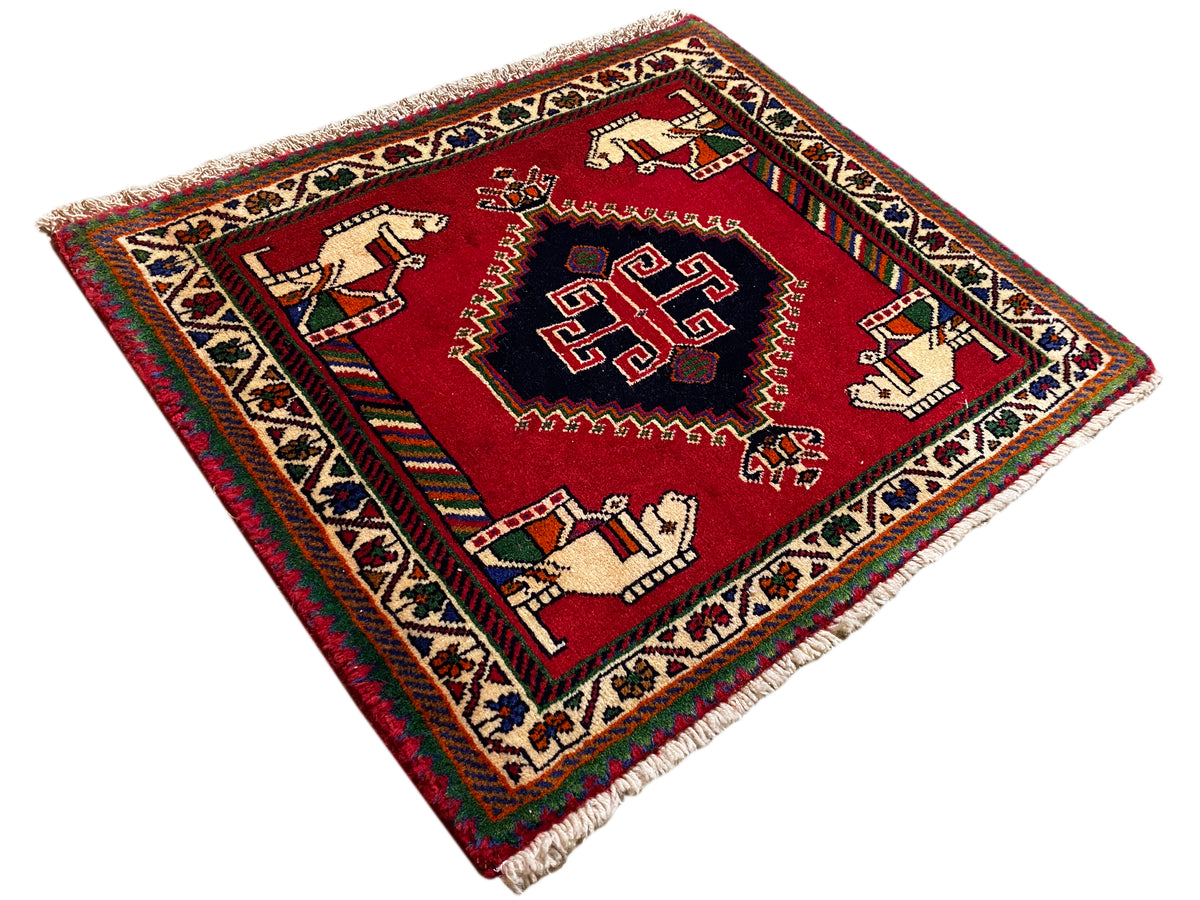 Tapete Poshti 58x68 cm, design de borda vermelho com medalhão interior e mãos