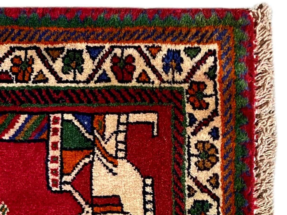 Tapete Poshti 58x68 cm: pormenor com franjas e padrão vermelho com motivos de mãos