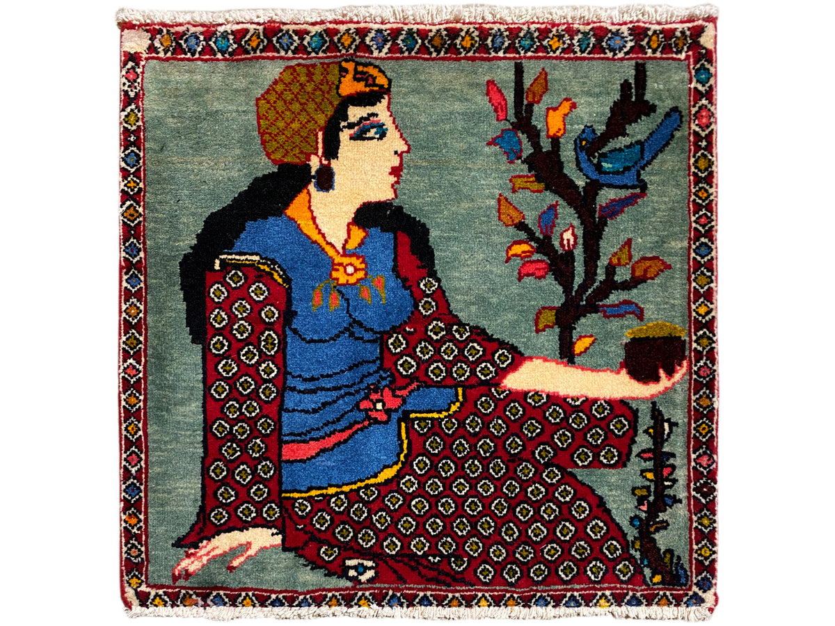 Tapete Poshti 68x63 cm com figura deitada e árvore em segundo plano, cercadura, franjas