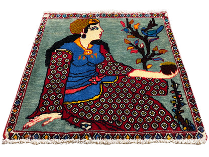 Tapete Poshti 68x63 cm em vista de três quartos com figura, árvore, bordas com padrões vermelhos e franjas