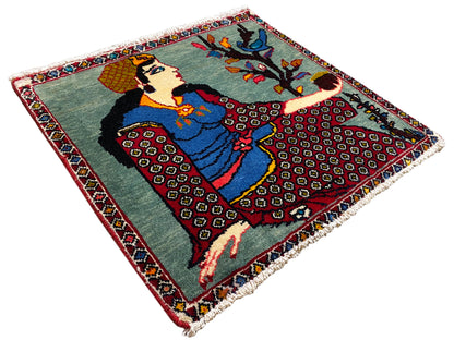 Tapete Poshti 68x63 cm visto de cima em ângulo: motivo figurativo com árvore, rebordo colorido, franjas