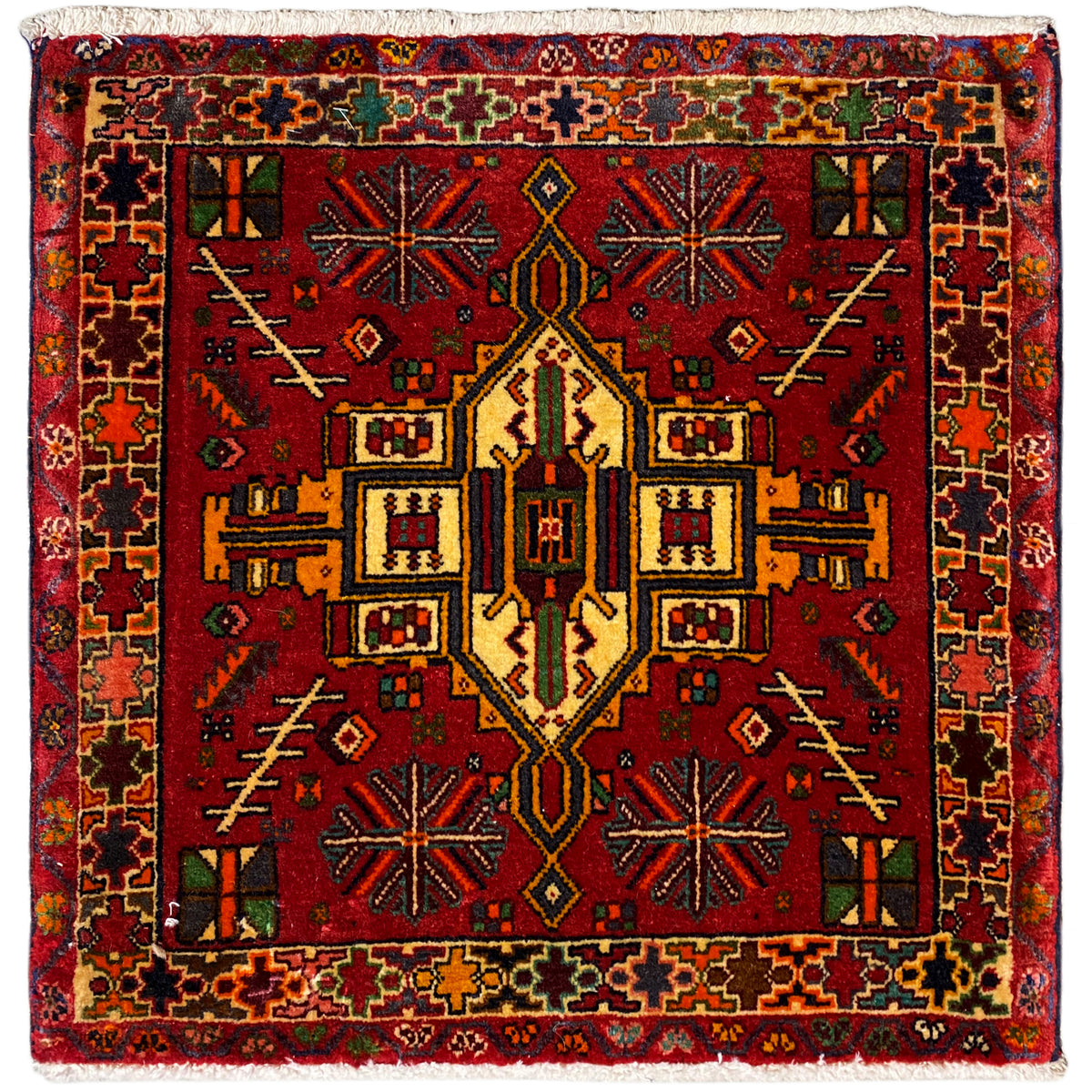 Tapete Poshti com padrão ornamental vermelho e multicolorido e orla castanha, retangular