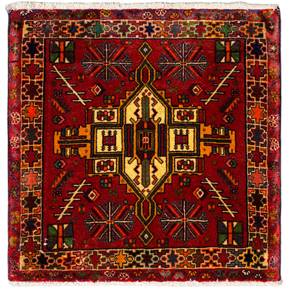 Tapete Poshti com padrão ornamental vermelho e multicolorido e orla castanha, retangular