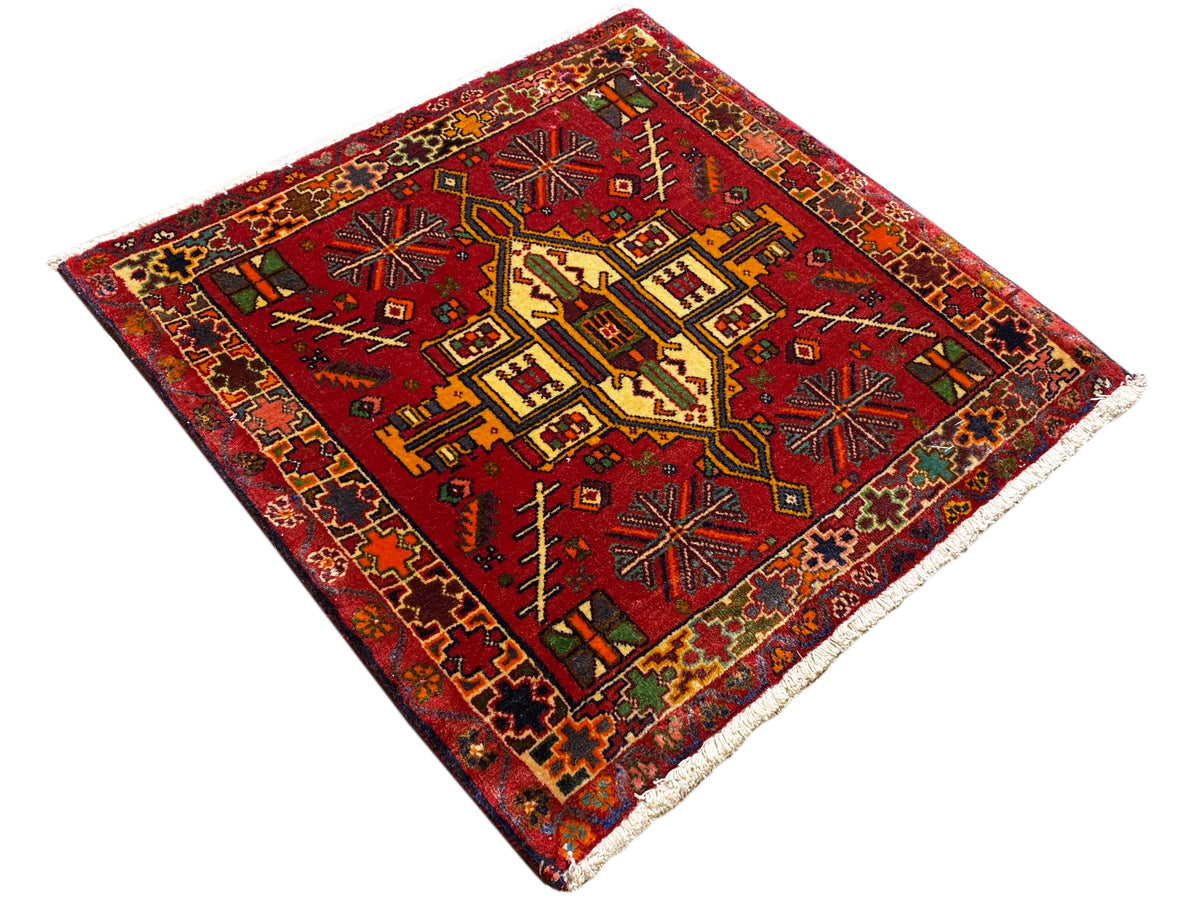 Tapete Poshti retangular, design ornamental vermelho com detalhes amarelos, azuis e verdes