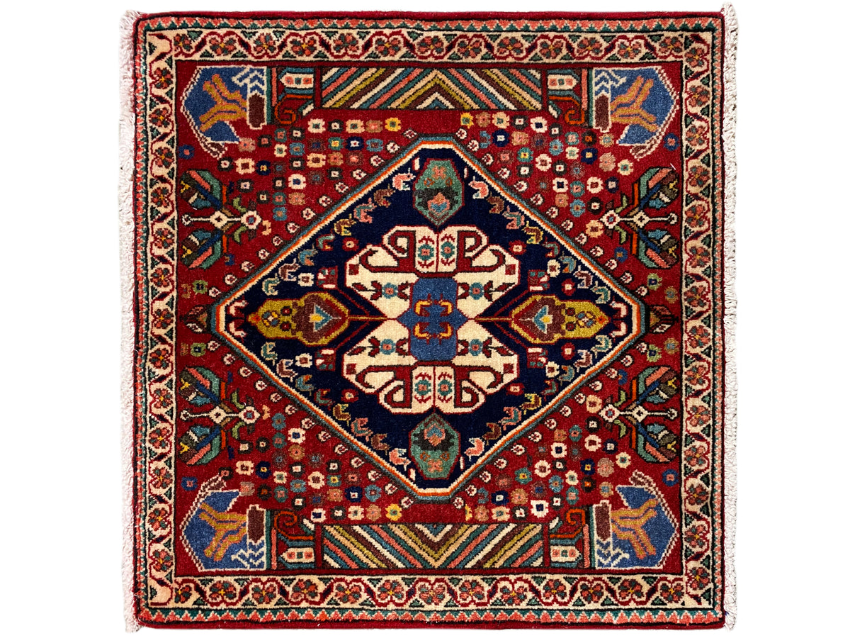 Tapete de 66x62 cm com design Poshti: fundo vermelho com medalhão central azul
