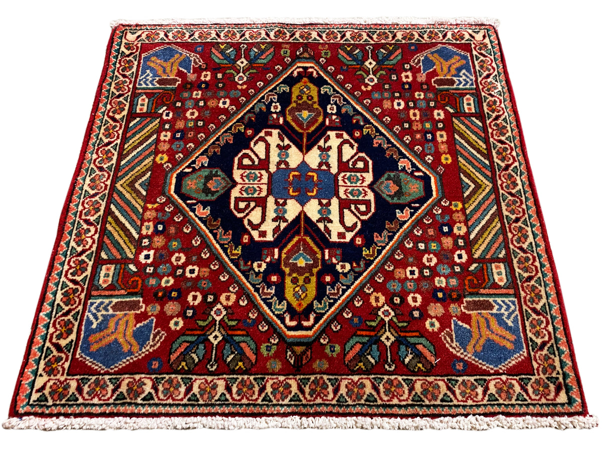 Tapete 66x62 cm com padrão vermelho, moldura escura e ornamentos coloridos