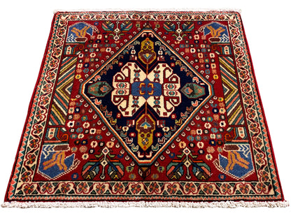 Tapete 66x62 cm com padrão vermelho, moldura escura e ornamentos coloridos
