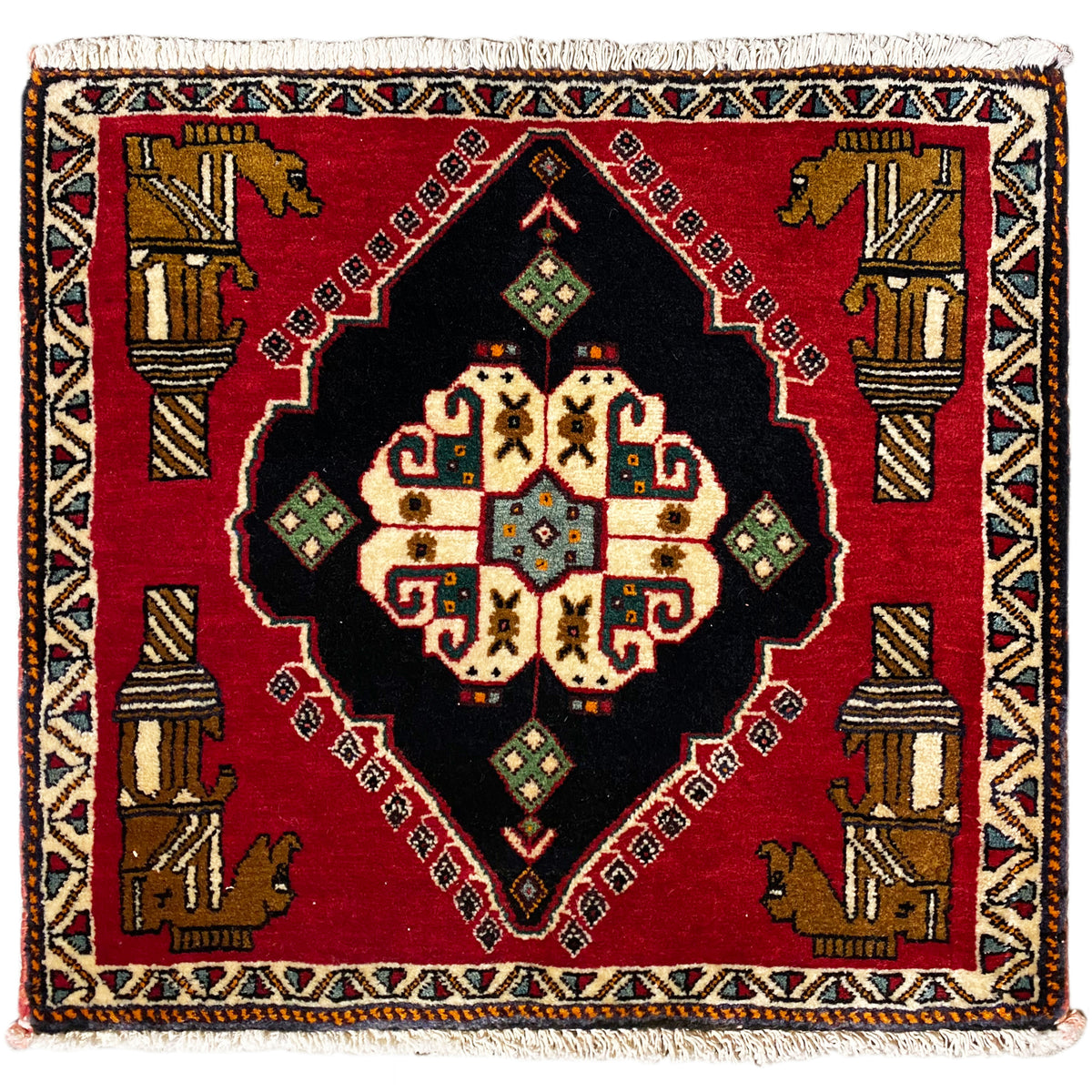 Tapete Poshti 63x55 cm: design quadrado, fundo vermelho com medalhão preto e rebordo colorido