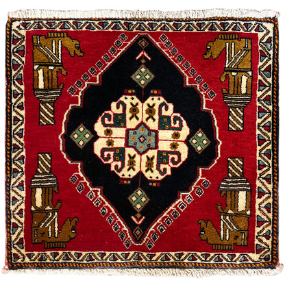 Tapete Poshti 63x55 cm: design quadrado, fundo vermelho com medalhão preto e rebordo colorido