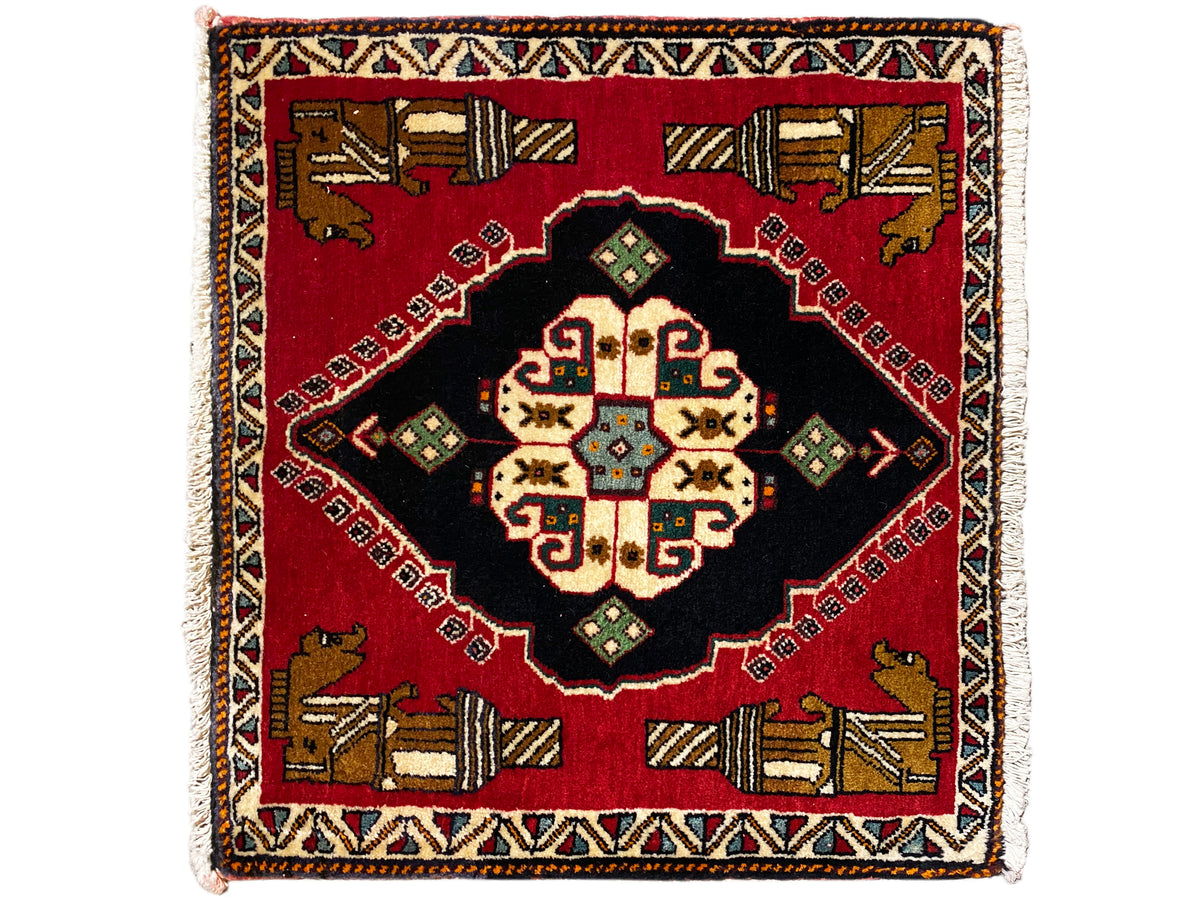 Tapete Poshti 63x55 cm: tapete vermelho com parte central preta e padrões geométricos coloridos