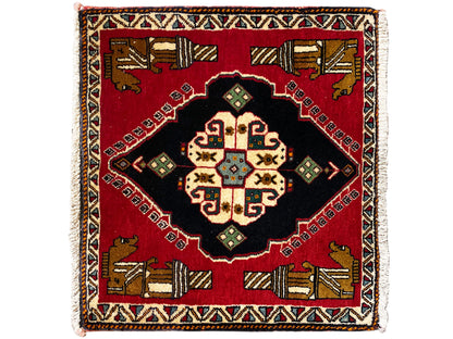 Tapete Poshti 63x55 cm: tapete vermelho com parte central preta e padrões geométricos coloridos
