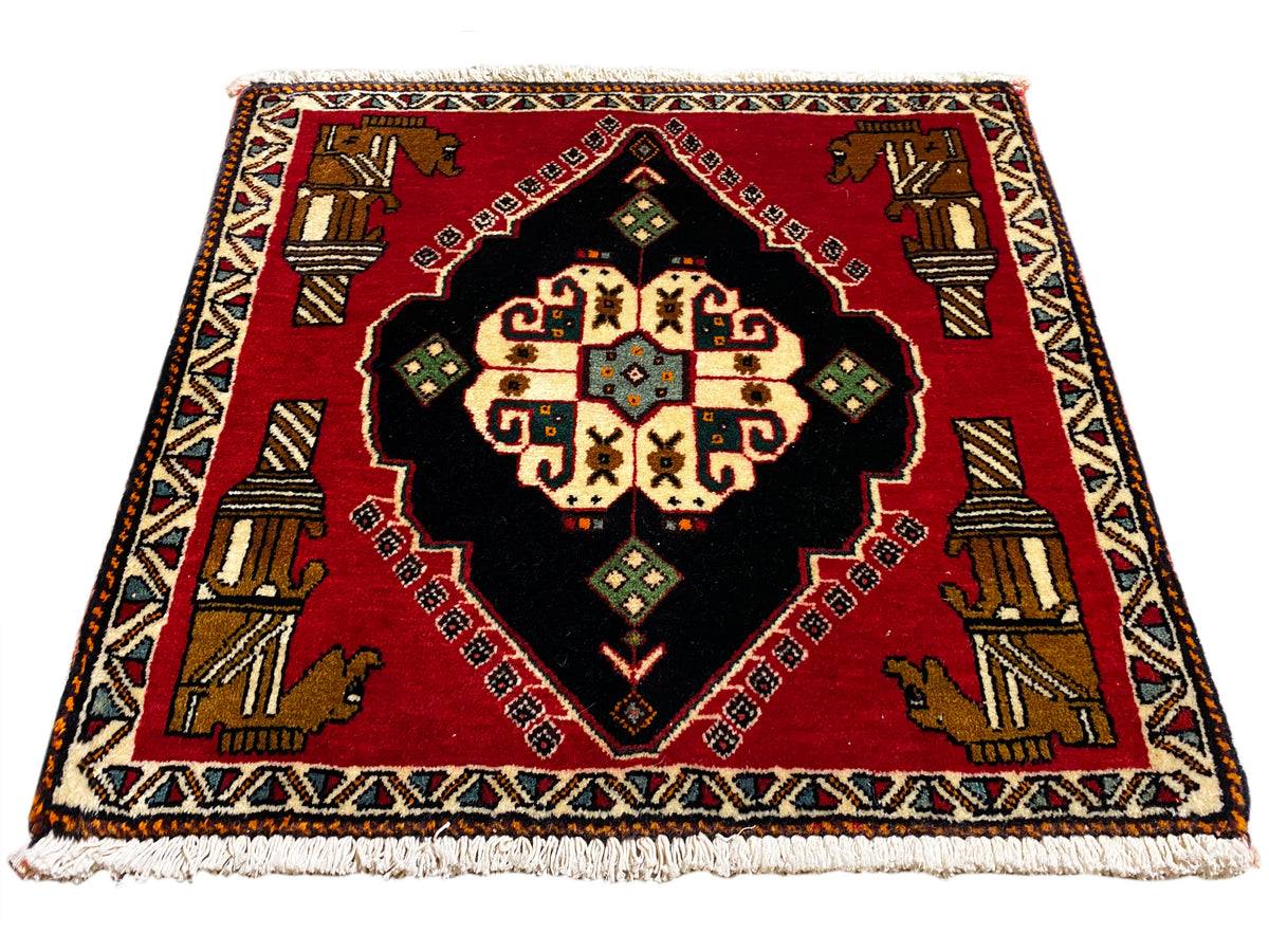 Tapete Poshti 63x55 cm: quadrado de tapete vermelho com medalhão ornamental preto, moldura e franjas