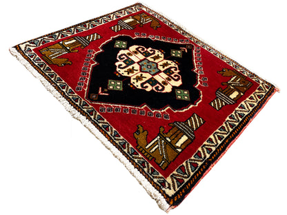 Tapete Poshti 63x55 cm: tapete vermelho com medalhão preto, motivos coloridos nos cantos, franjas