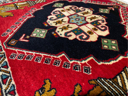 Tapete Poshti 63x55 cm: grande plano do medalhão central com padrão vermelho e preto