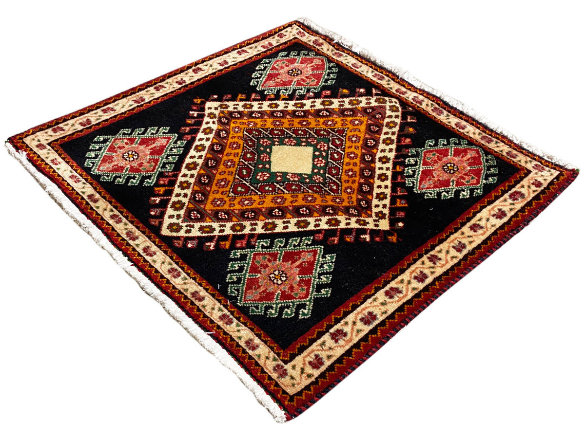 Tapete Poshti com ângulo de diamante, fundo preto, losango branco central e borda colorida