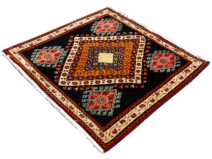 Tapete Poshti com ângulo de diamante, fundo preto, losango branco central e borda colorida
