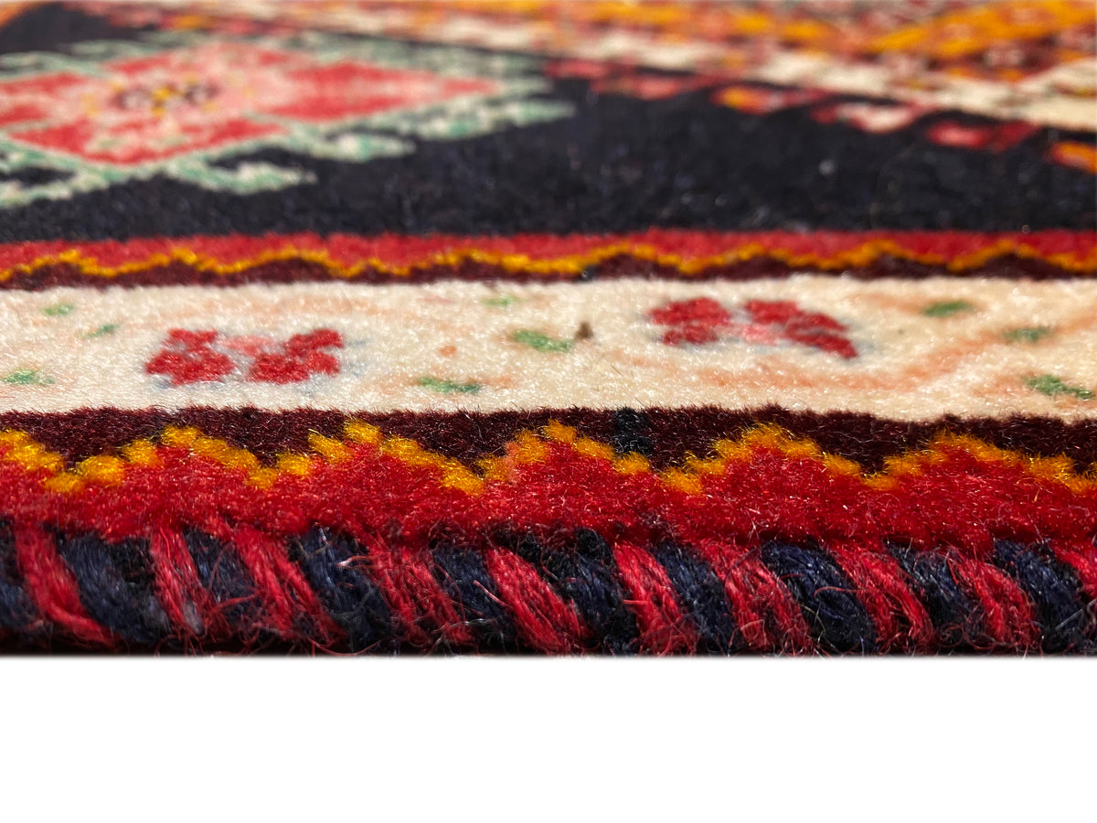 Detalhe da extremidade do tapete Poshti: borda multicolorida e franjas escuras