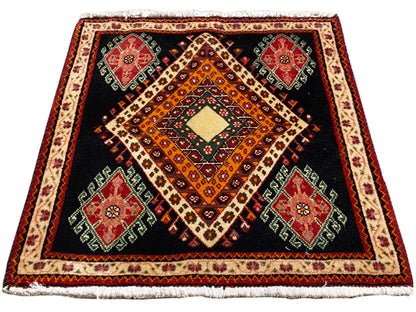Tapete Poshti quadrado com fundo preto, composição central de losangos e moldura decorativa envolvente