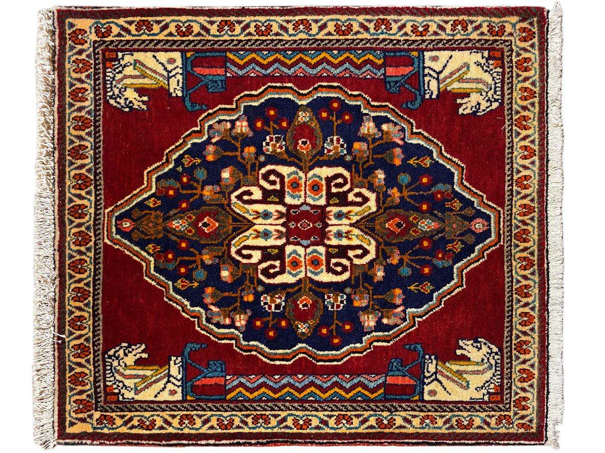 Tapete com fundo vermelho, ornamentos azul-escuros e cercaduras decorativas bege, retangular