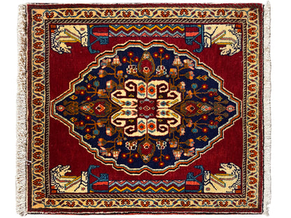 Tapete com fundo vermelho, ornamentos azul-escuros e cercaduras decorativas bege, retangular