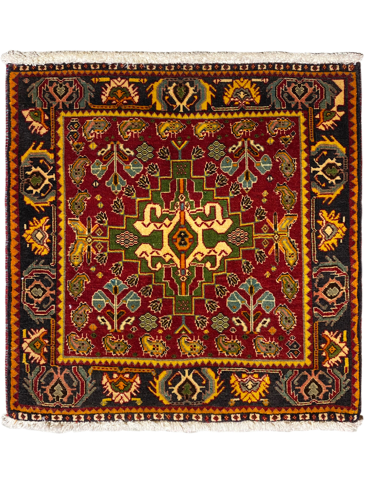 Tapete Poshti 61x61 cm com ornamento multicolorido e borda de franjas na extremidade