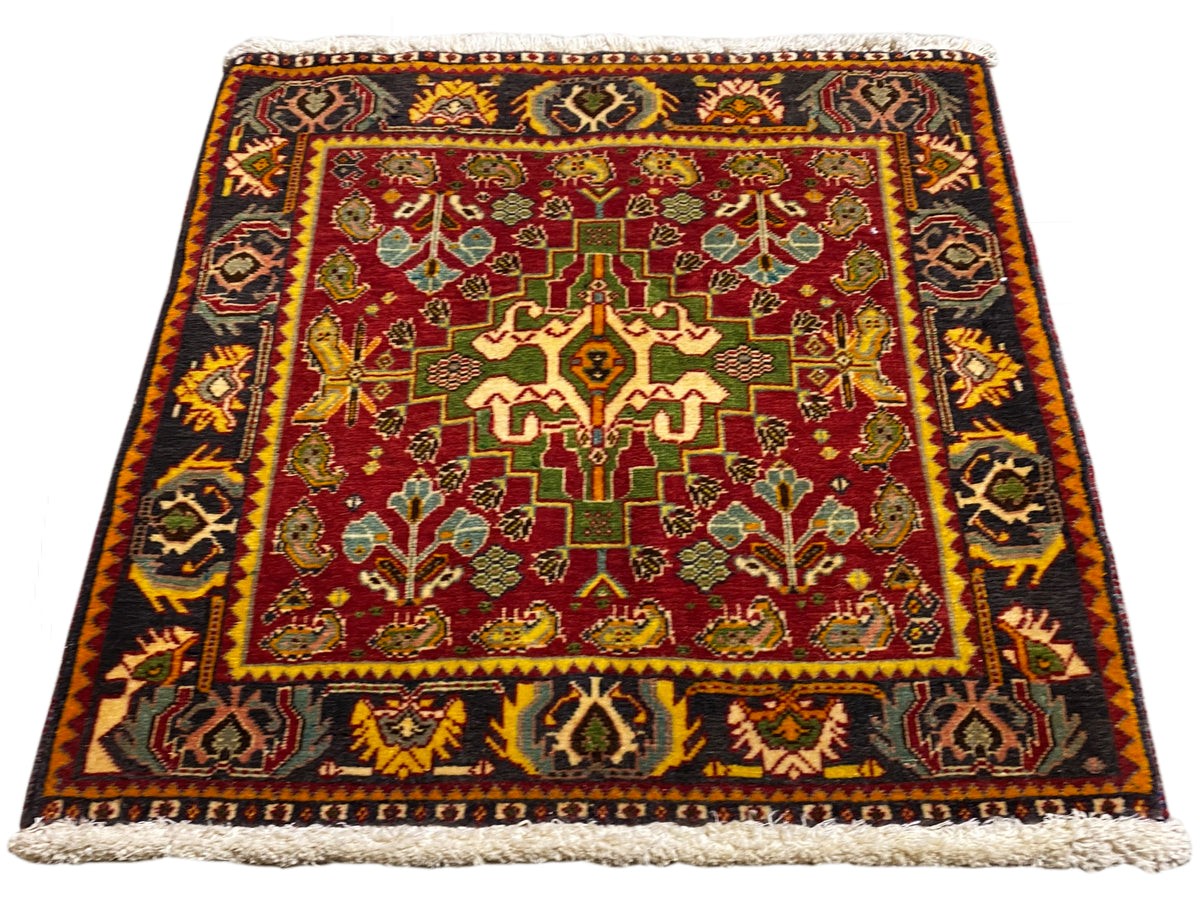 Tapete Poshti 61x61 cm, retangular, vermelho com bordaduras pretas e douradas