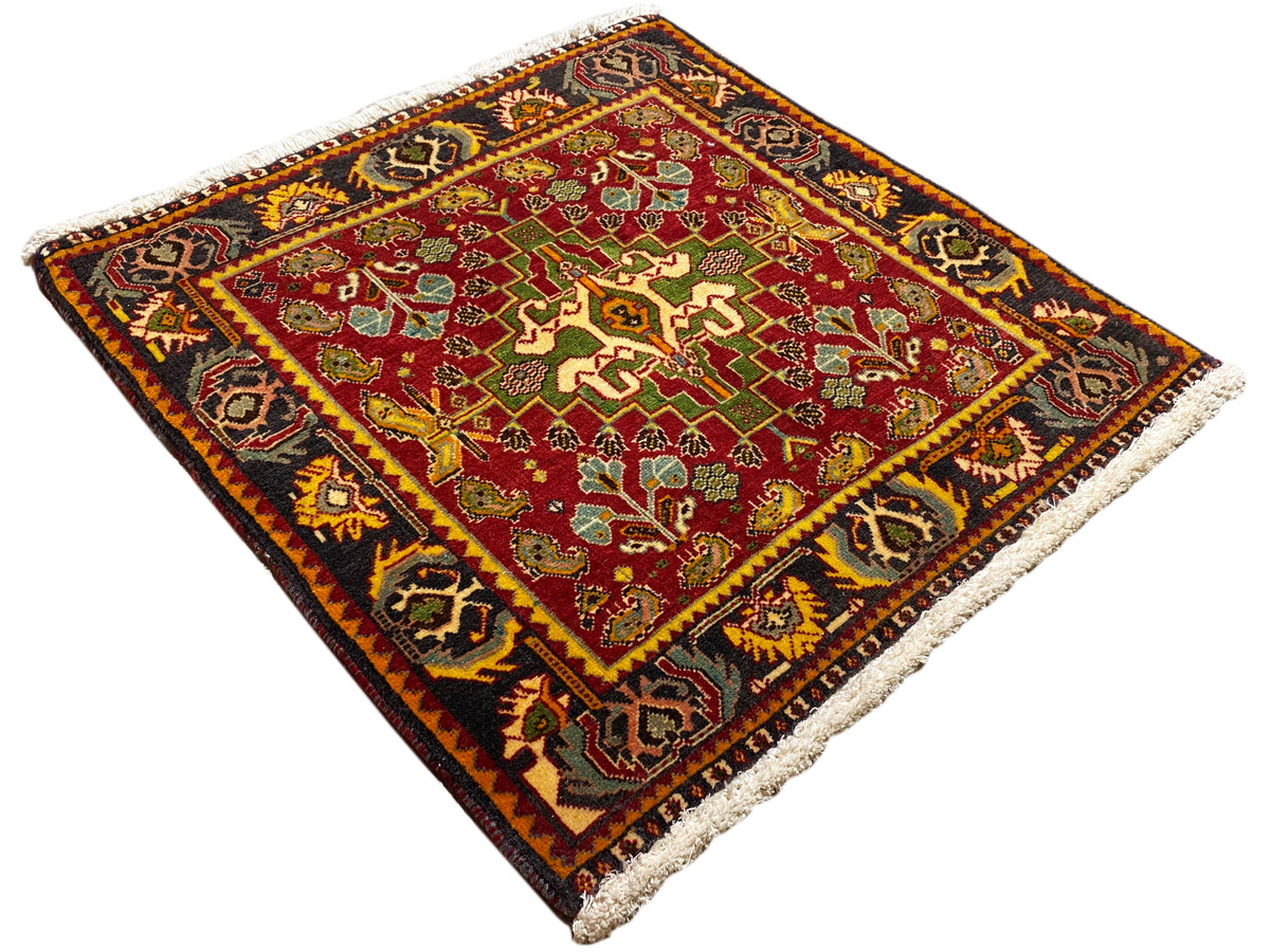 Tapete Poshti 61x61 cm diagonal, medalhão vermelho com padrão geométrico