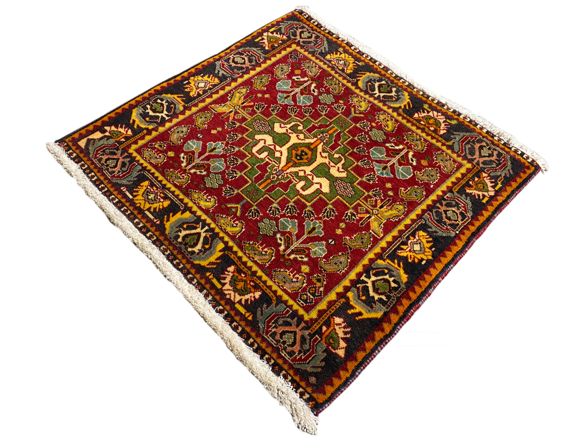 Tapete Poshti 61x61 cm, vista de canto, vermelho com inserção ornamental colorida