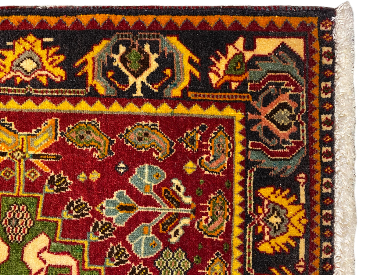 Pormenor de tapete Poshti 61x61 cm, campo vermelho com ornamentos de motivos coloridos