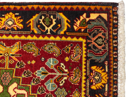 Pormenor de tapete Poshti 61x61 cm, campo vermelho com ornamentos de motivos coloridos